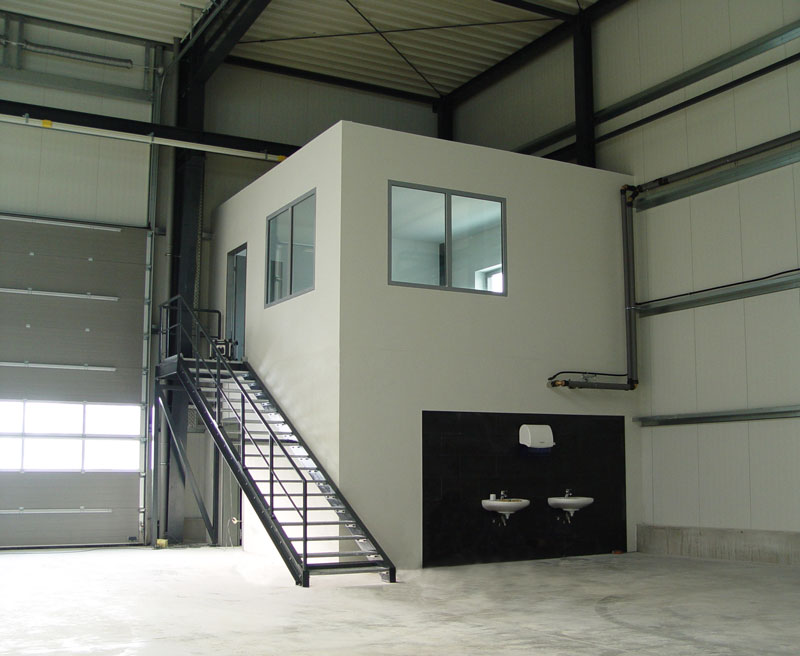 Produktionshalle mit Büroraum