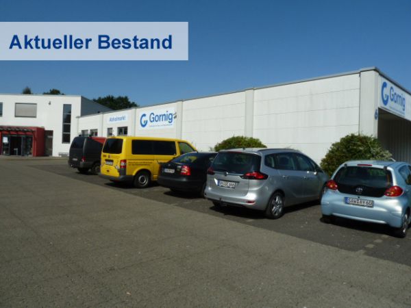 Außenansicht des Gebäudes mit Parkplatz vor der Sanierung durch Gerba Industrie- und Hallenbau