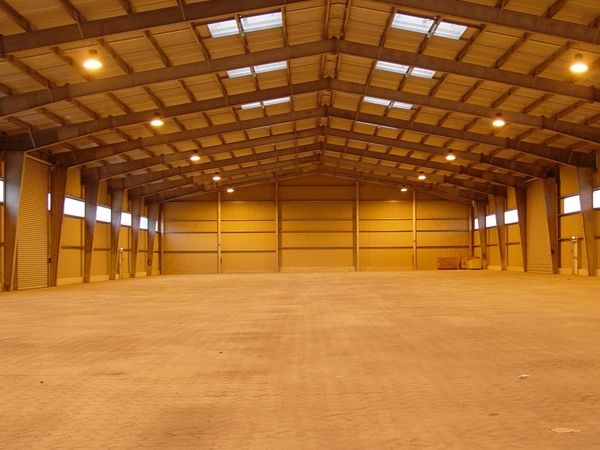 Innenansicht der neu gebauten Lagerhalle mit Trapezblechdach