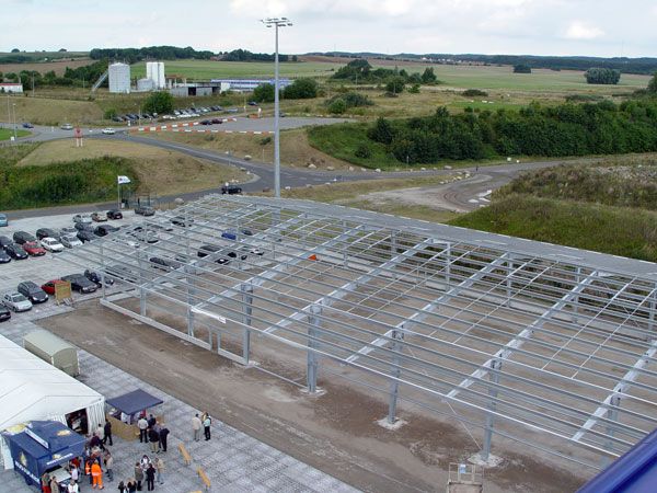 Geschweißte Tragkonstruktion beim Bau der Lagerhalle aus der Vogelperspektive