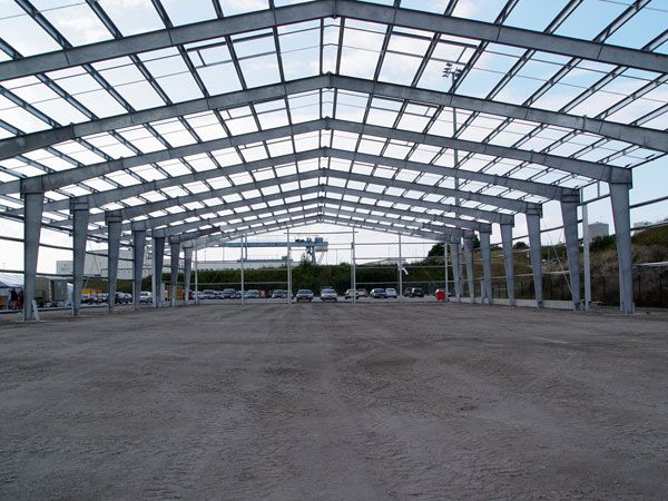 Geschweißte Tragkonstruktion beim Bau einer Lagerhalle für Sea Terminal Sassnitz GmbH