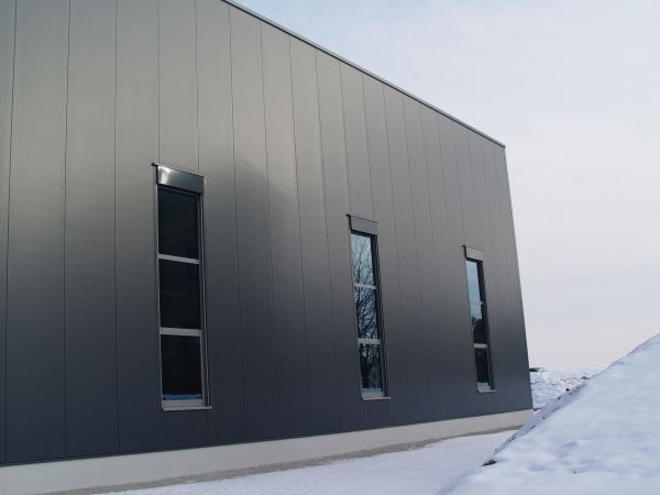 Außenansicht der Produktionshalle mit Blick auf die Fassade für Interprecise Donath GmbH