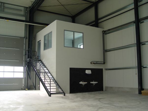 Innenansicht der Produktionshalle für Interprecise Donath GmbH mit Büro