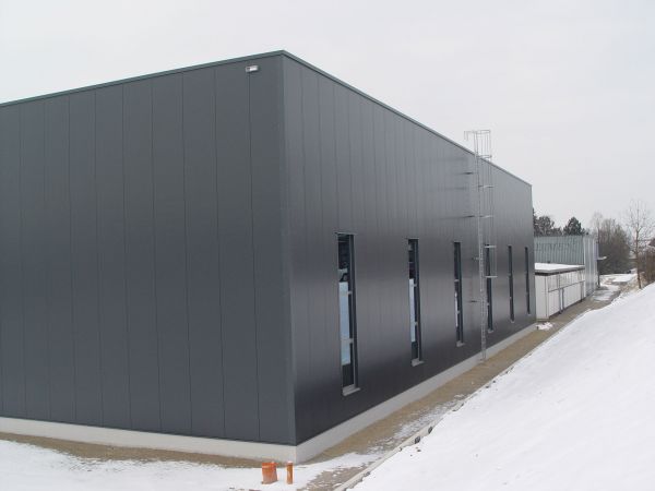 Außenansicht der neu gebauten Produktionshalle für Interprecise Donath GmbH