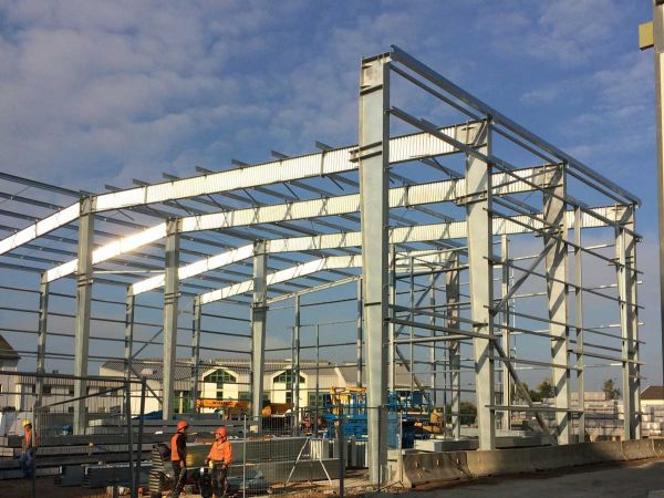 Blick auf das Trägerwerk der Produktionshalle von Lithonplus
