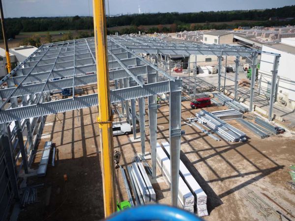 Blick von oben auf das feuerverzinkte Trägerwerk der Produktionshalle