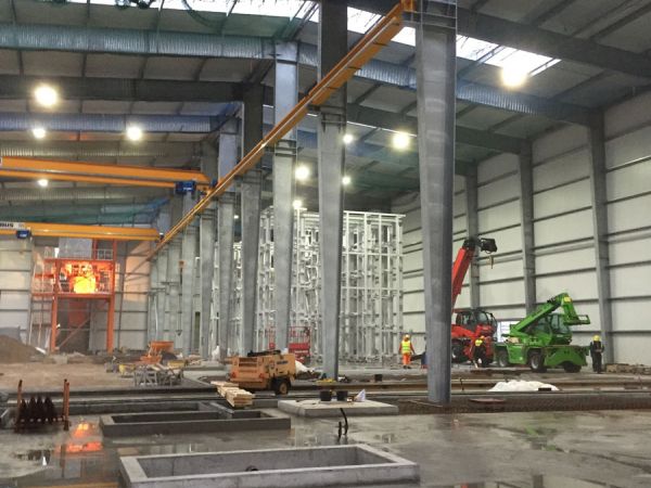Blick auf den Innenausbau der Produktionshalle