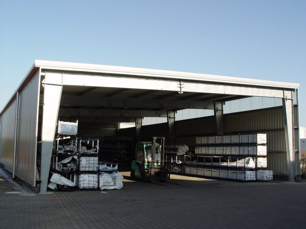 Außenansicht des Profillagers für FensterART GmbH und Co. KG mit Blick in die Halle