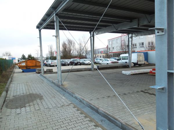 Blick auf die noch nicht verkleideten Außenwände der Halle
