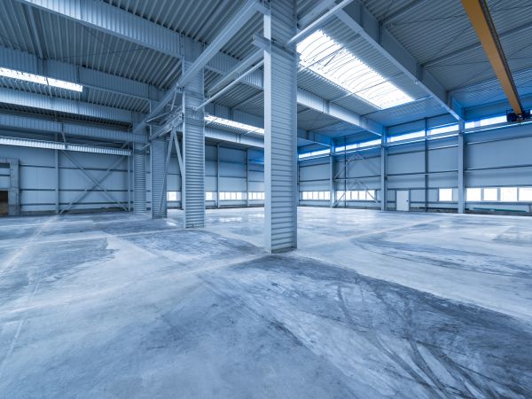 Innenansicht der Produktionshalle in Stralendorf kurz nach der Fertigstellung