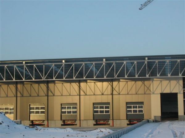 Außenansicht des Logistikzentrums Barchfeld mit Blick auf Laderampen und Vordach der Halle