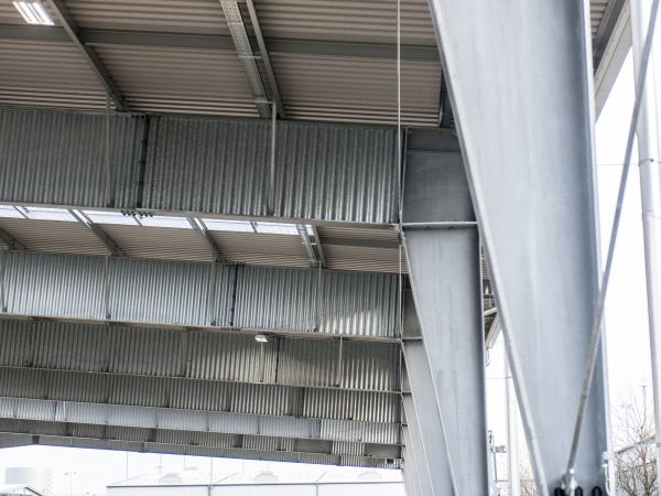 Detailansicht der SIN-Träger und der Überdachung im Seehafen Kiel