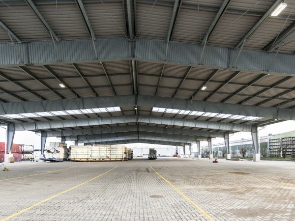 Überdachung im Seehafen Kiel