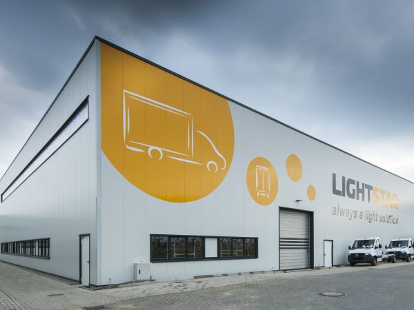 Außenansicht der Produktionshalle gebaut für unseren Kunden Junge Fahrzeugbau GmbH in Stralendorf