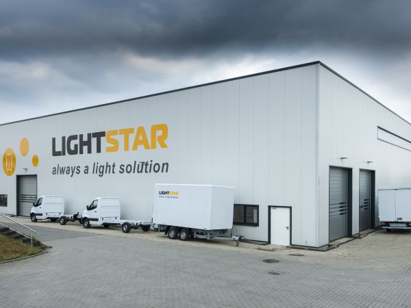 Außenansicht der Produktionshalle mit individueller Fassadengestaltung