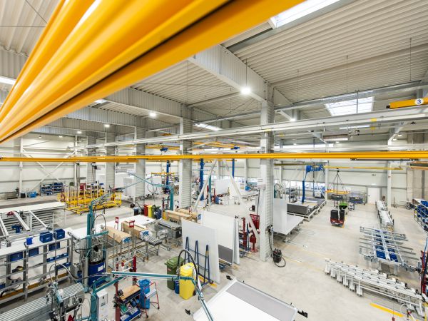 Innenansicht der Produktionshalle in Stralendorf im laufenden Betrieb